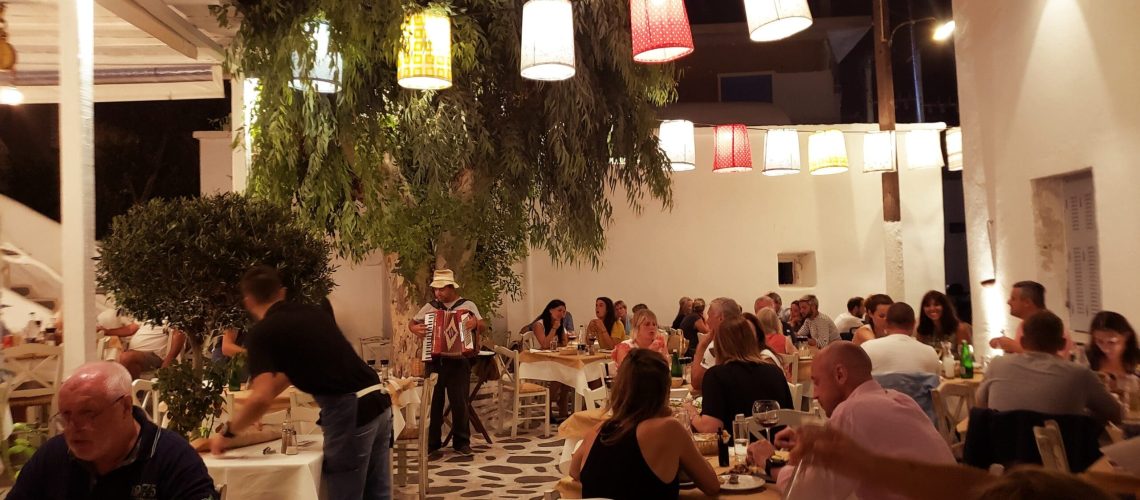 Naxos_restaurants_family_dinner-scaled
